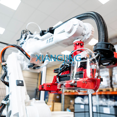 robot industrial usado IRB 4600 de ABB la selección del eje del brazo 6 del robot y selección de la carga útil 60kg del lugar y máquina del lugar