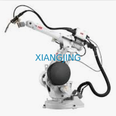 Brazo robótico usado de ABB IRB 1410 6 AXIS como robot para soldar con autógena y el manipulante material que dirigen con la carga útil 5kg