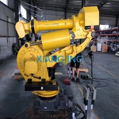 El robot usado industrial de Fannuc R-2000ic/210F Fanuc con el gabinete de control enseña a pendiente